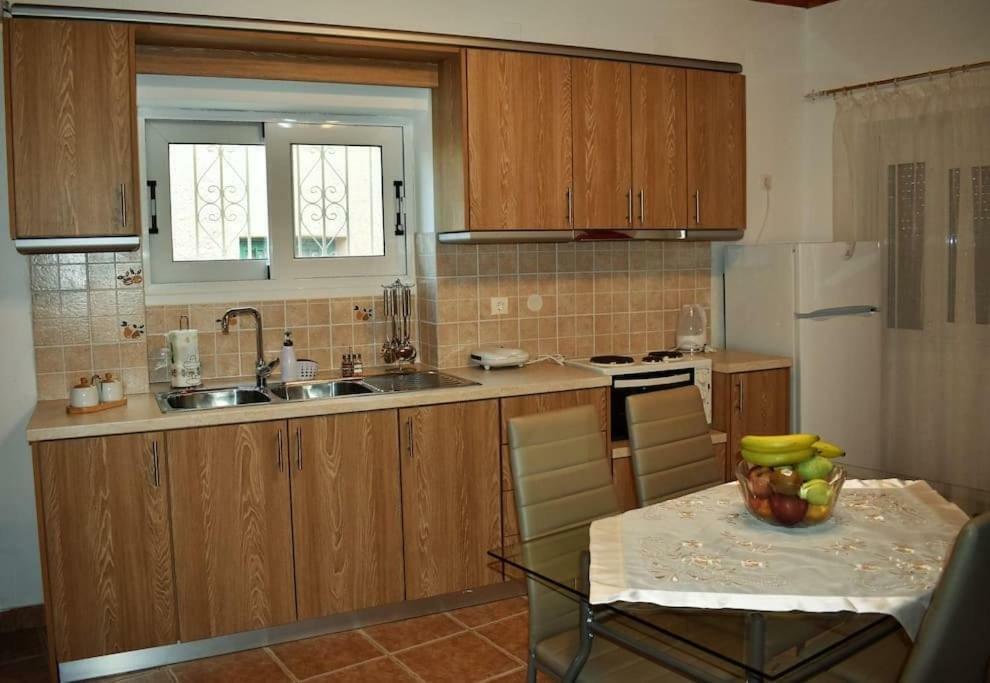 Giannoylas Hoyse{pigadi Agios Matthaios (Corfu)